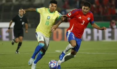 Igor, autor del primer gol de Brasil, avanza con la marca de Guillermo Maripán.