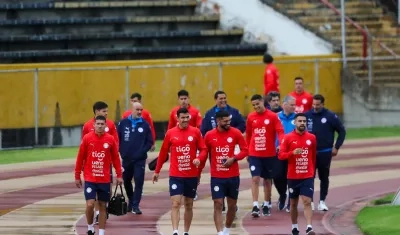 Integrantes de la selección paraguaya previo a un entrenamiento en Quito.