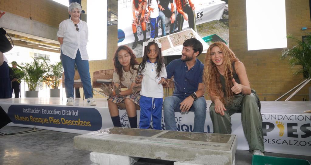 Alcalde Jaime Pumarejo y la cantante Shakira en la entrega del Colegio Nuevo Bosque.