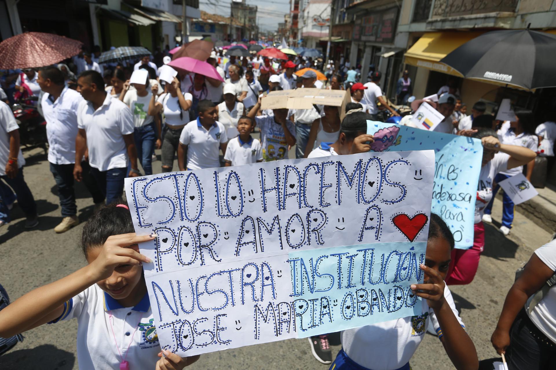 Estudiantes del colegio José María Obando con pancartas.