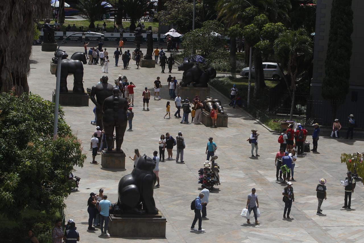 Ciudadanos aprecian las obras del maestro Botero, hoy, en la Plaza Botero, en Medellín