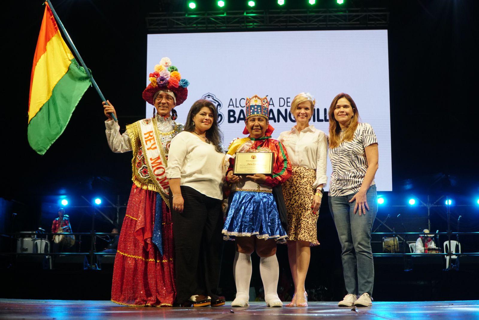 Edaida Orozco, recibió el Premio Vida y Obra a la Tradición a nombre de su mamá, Luisa Orozco, directora de la Danza Paloteo Bolivariano.