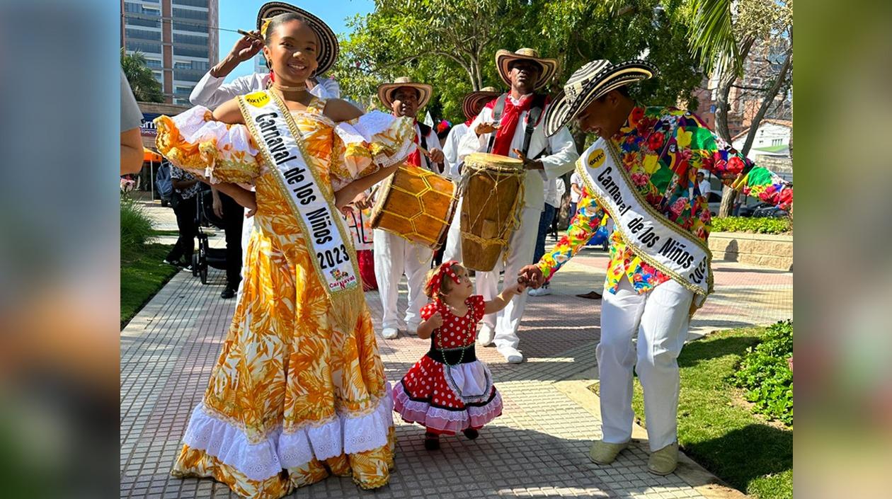 Los Reyes del Carnaval de los Niños 2023, Tahiana Rentería y Diego Chelia, en el desfile del Colegio Baby Gym.
