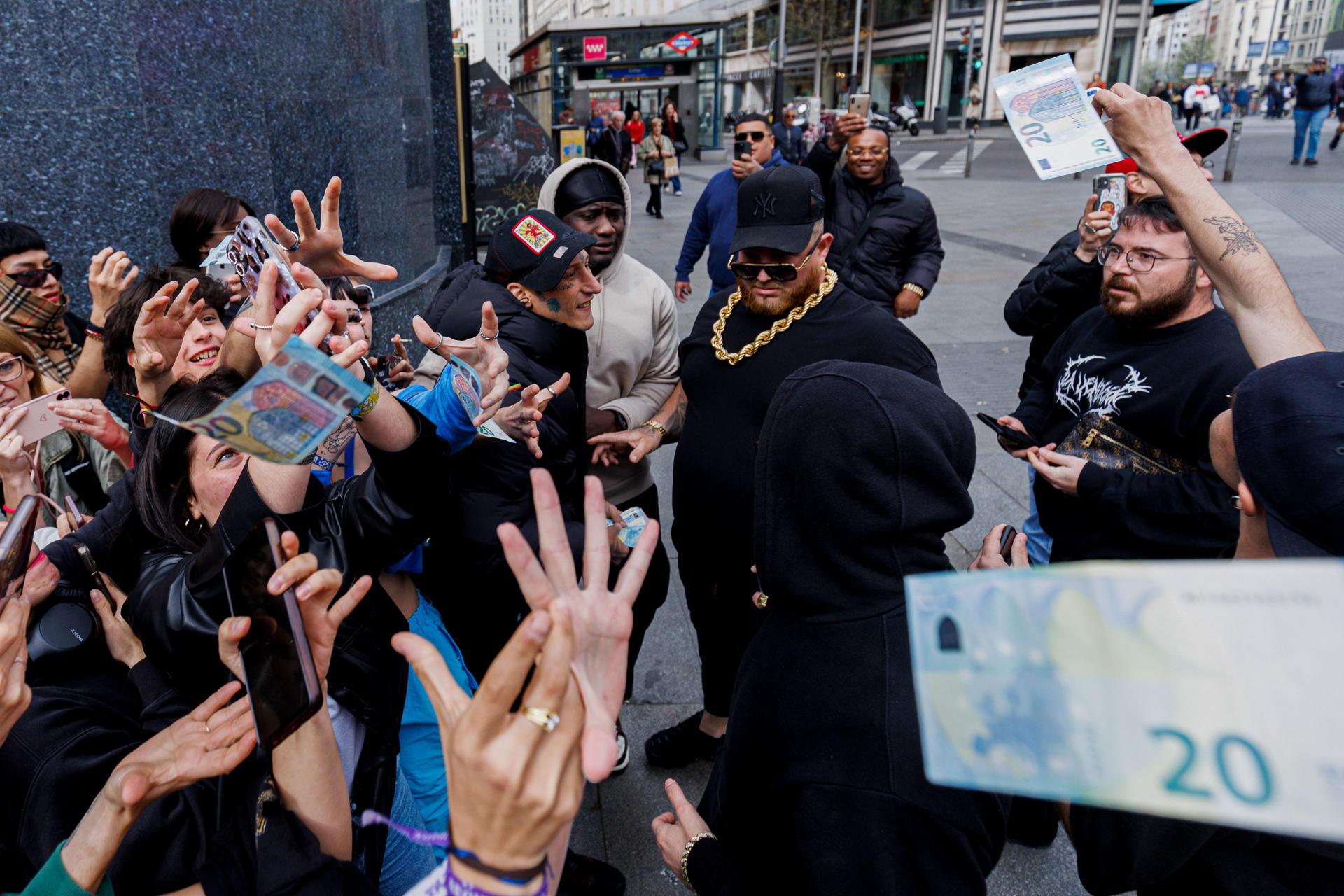 El rapero español Yung Beef en pleno centro de Madrid, cuando lanzaba euros al aire.