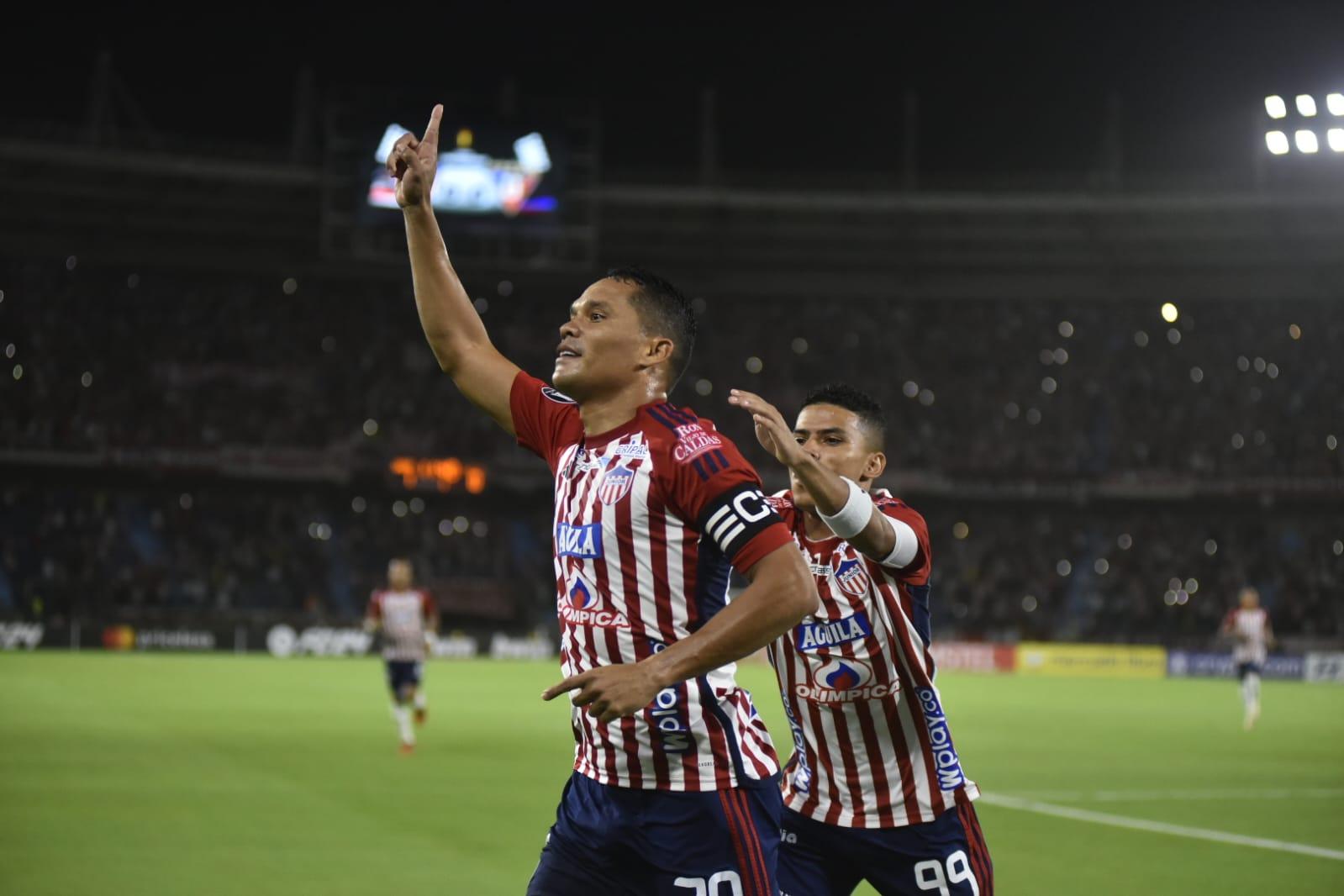 Carlos Bacca y José Enamorado celebran el gol que puso en ventaja a Junior. 