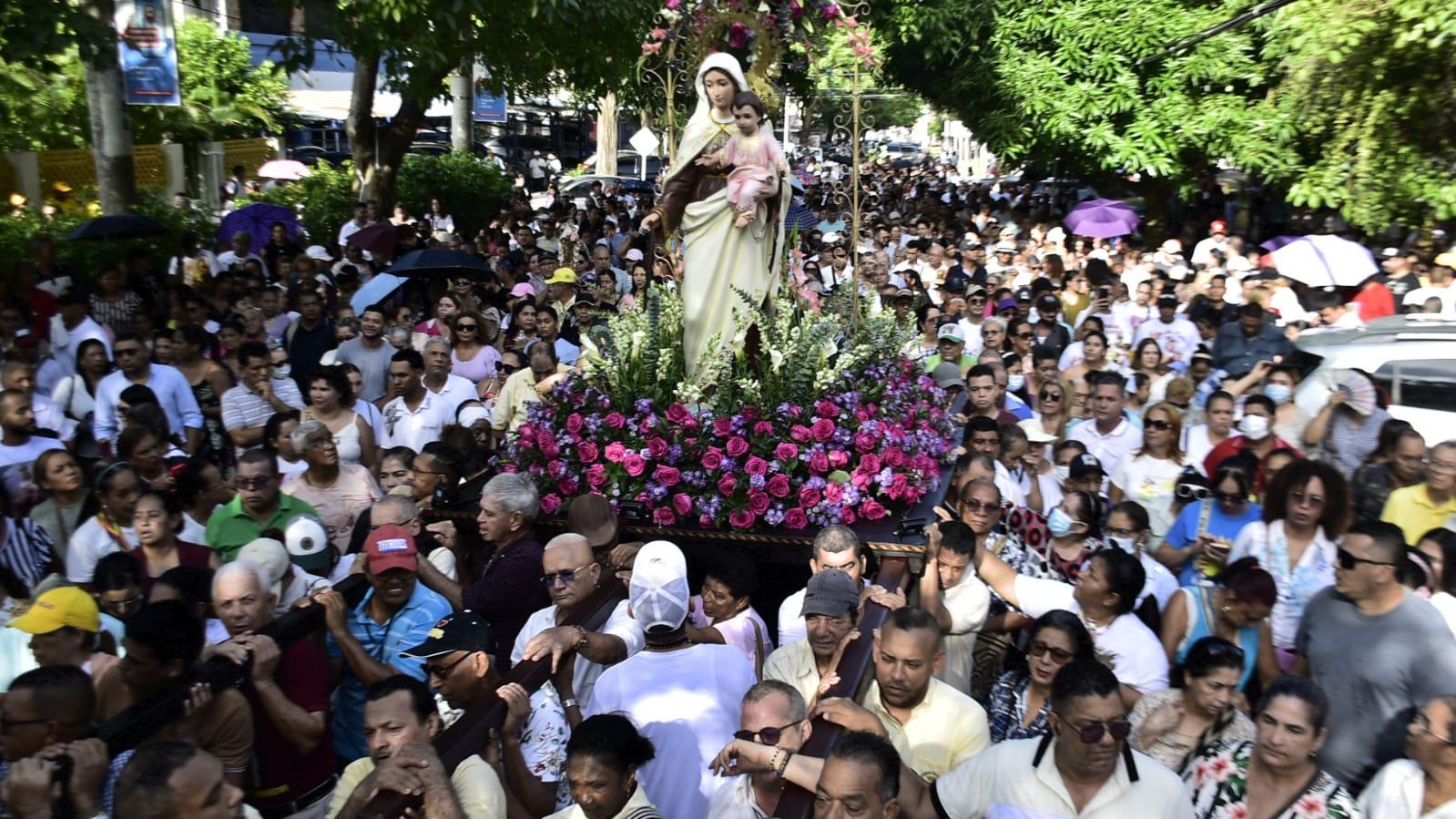 Devotos de la Virgen del Carmen durante la procesión.