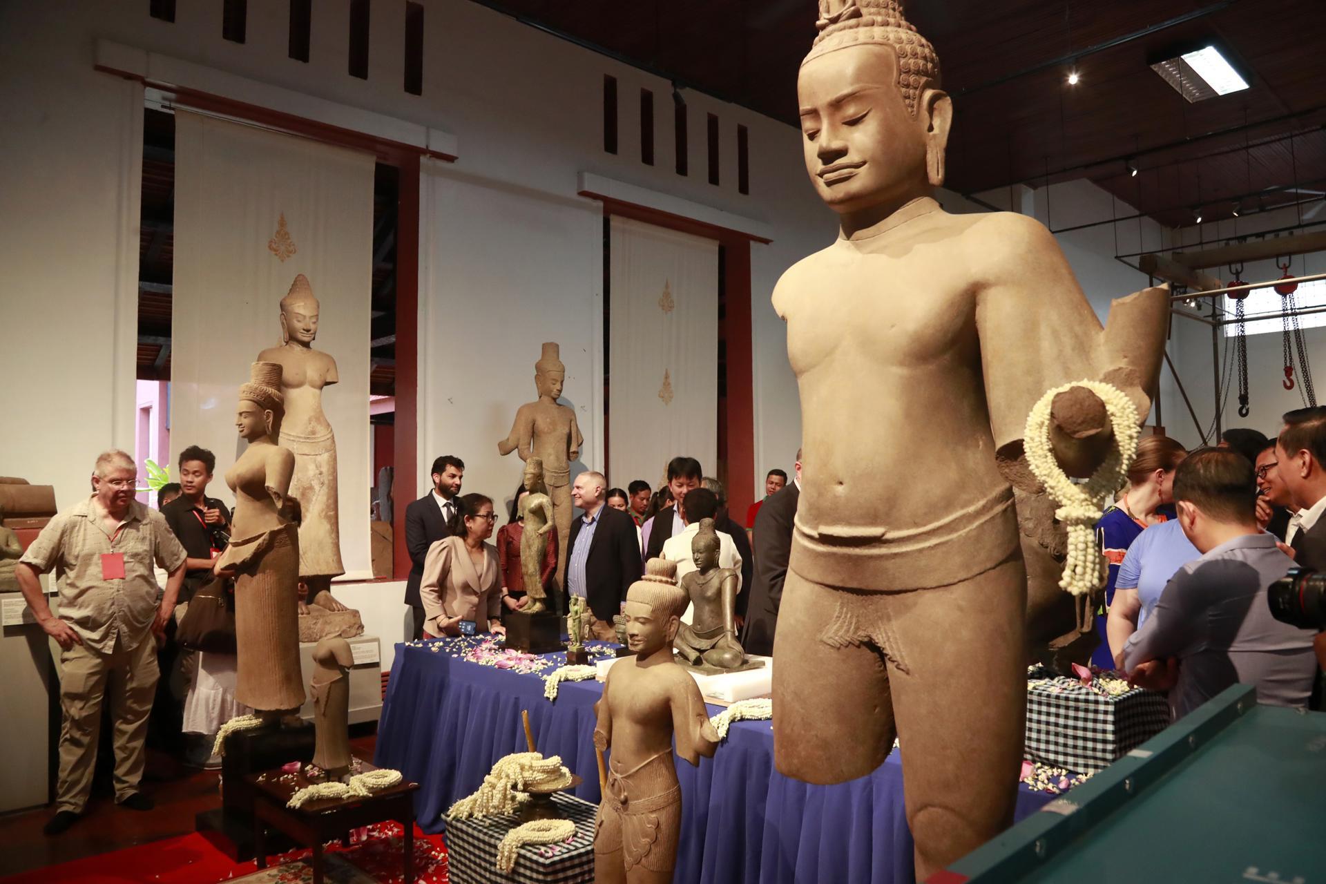 Los funcionarios camboyanos del Museo Nacional celebran la repatriación de 14 piezas de arte devueltas por el Museo Metropolitano de Arte de Nueva York.