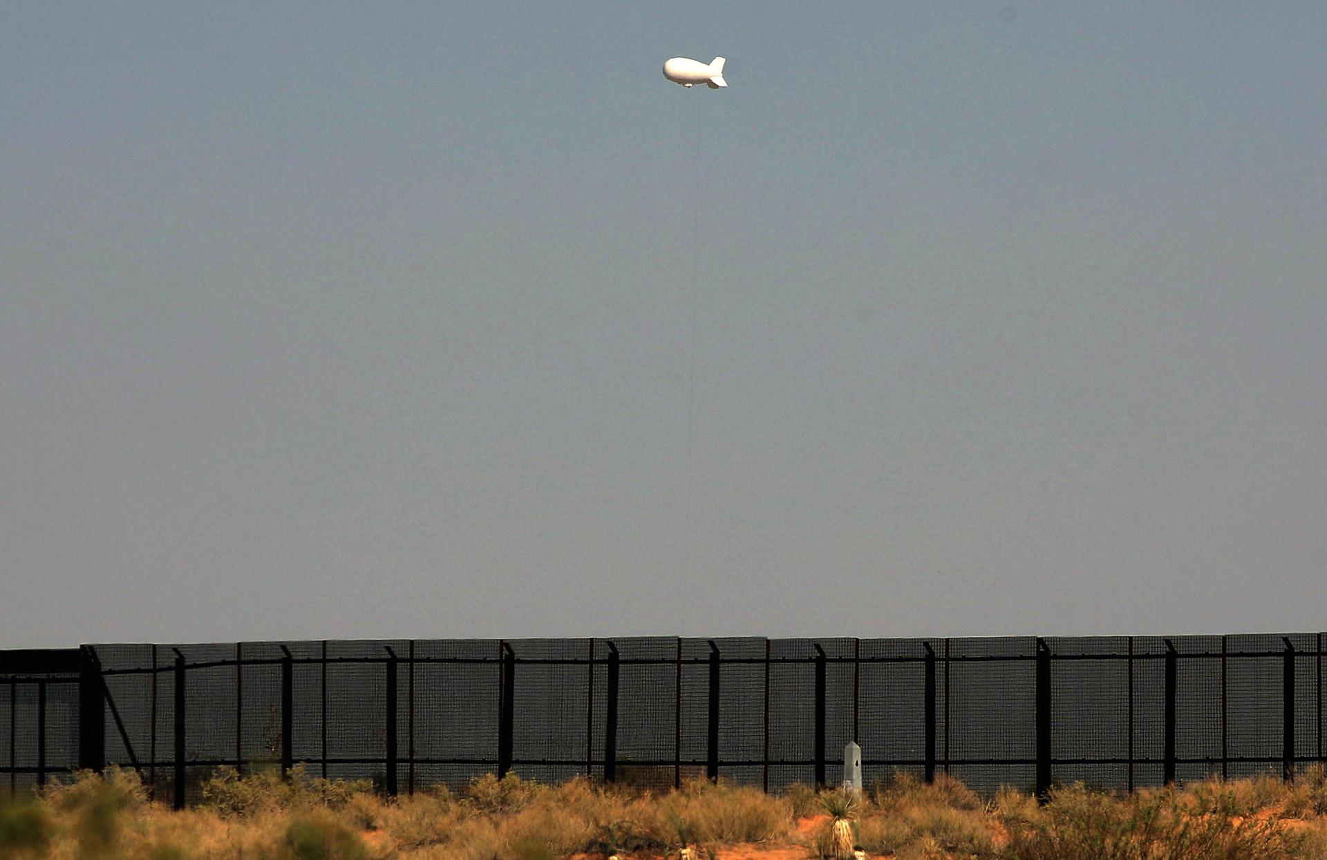 Globo aerostático con cámaras, en funciones de monitoreo y auxilio a migrantes.