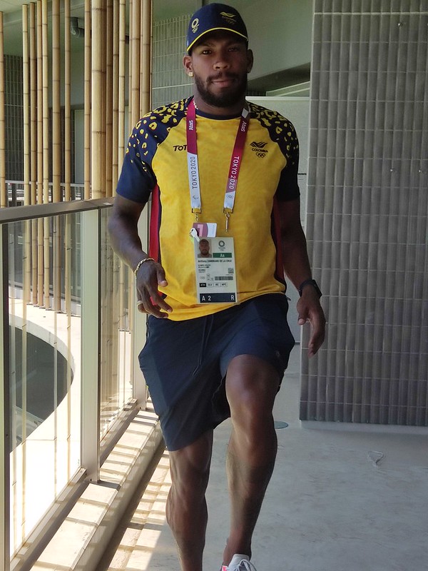 Anthony Zambrano camina por los pasillos de la Villa Olímpica. 